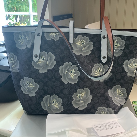 Coach shoulder tote bag 16-18” W. 10” Tall. 6” deep. Shoulder strap 31” - Picture 4 of 12